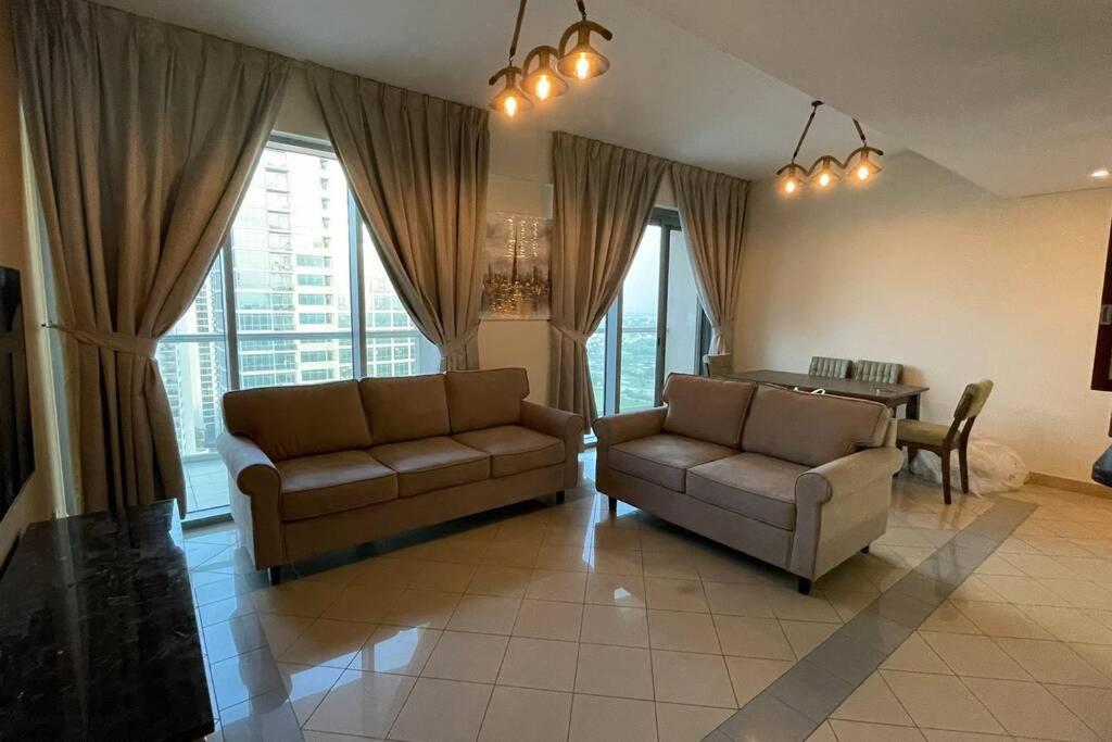 Apartment Cozy 2 Bedroom Apt Golf Tower Greens, Stunning Golf Views Dubai